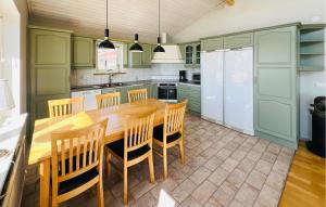 2 Bedroom Lovely Home In Uddevalla