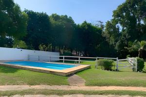 Casarão Miguel Pereira - Refúgio na Natureza com Piscina, Churrasqueira e Amplo Gramado Vôlei - 12 Min do Parque Terra dos Dinos