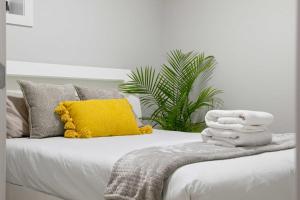 Modern 2BR Private Suite NW Near Airport & Amazing Shopping! Free Banff Pass, Netflix, Parking!