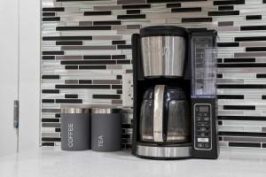 Modern 2BR Private Suite NW Near Airport & Amazing Shopping! Free Banff Pass, Netflix, Parking!