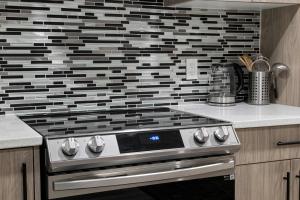 Modern 2BR Private Suite NW Near Airport & Amazing Shopping! Free Banff Pass, Netflix, Parking!