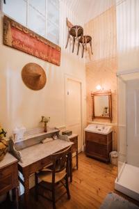 B&B / Chambres d'hotes La Villa Louis, maison d-hotes, vue mer : Chambre Double Standard avec Salle de Bains Commune