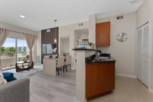 King Bed Suite Kitchen Near Theme Parks