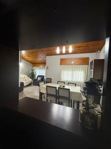 Casa amplia luminosa, con patio y juegos para niños