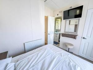 Beautiful Caravan With Decking At California Cliffs In Scratby Ref 50052L