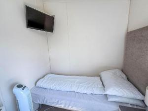 Beautiful Caravan With Decking At California Cliffs In Scratby Ref 50052L