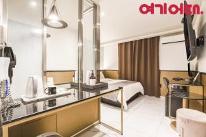 Phòng Giường Đôi Có Bồn Tắm Spa (Double Room with Spa Bath)