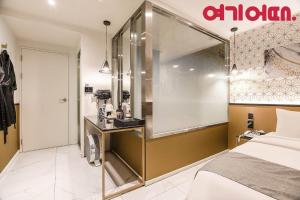 Phòng Giường Đôi Có Bồn Tắm Spa (Double Room with Spa Bath)