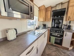 Beautiful 8 Berth Caravan At California Cliffs Nearby Scratby Beach Ref 50011Kc