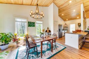 Hot Tub, Deck and Fire Pit Chic Louisville Home!
