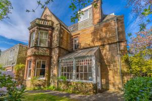 Victorian Charm - Lush Garden, Shops and Parking