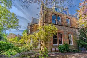 Victorian Charm - Lush Garden, Shops and Parking