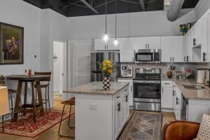 Chic New Condo Near DT Nashville