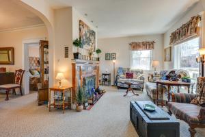 Less Than 1 Mi to Old Town Lansing Home with Furnished Deck