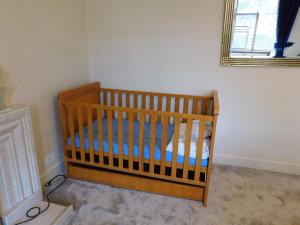 Spacious 3 Bed Family Friendly Home with Garden & Parking Sleeps 6 & Baby Near Glasgow City