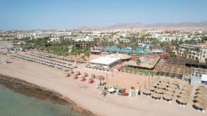 Luxury Poolside Retreat Elegant Apartment within a Seafront Hotel