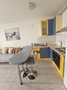 Sea view apartment with swiming pool