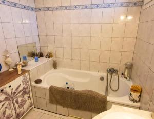 Sejours chez l'habitant Chambre villa sdb privee, parking, wifi & bureau : photos des chambres