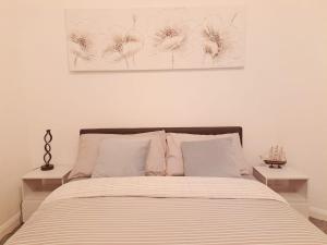 Cozy 2BR Home Leeds Free Parking & Wifi Pets Welcome