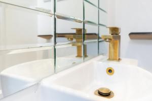 5 Min to Heathrow & Uxbridge Station with Parking