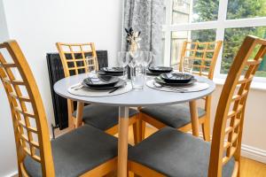 5 Min to Heathrow & Uxbridge Station with Parking