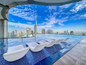 Panoramic Burj Views, Infinity Pool, Balcony Mini Golf