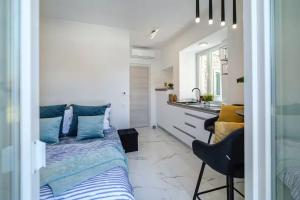 Apartments by the sea Supetar, Brac - 23792
