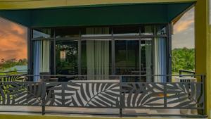 Paraiso Lima -King bed and balcony with jacuzzi, fast Wifi, EV powering included! Only 5 minutes to La Fortuna