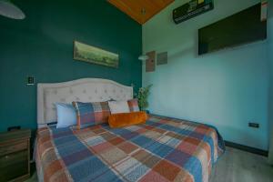 Paraiso Lima -King bed and balcony with jacuzzi, fast Wifi, EV powering included! Only 5 minutes to La Fortuna