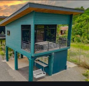 Refugio Turquesa-King bed and balcony with jacuzzi, fast Wifi, EV powering included! Only 5 minutes from La Fortuna