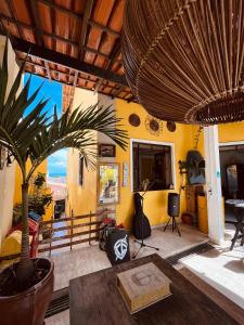 Casa Amarela Hostel & Bistrô - em Pituaçu