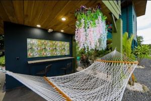 Refugio Verdanza-King bed and balcony with jacuzzi, fast Wifi, EV powering included! Only 5 minutes from La Fortuna