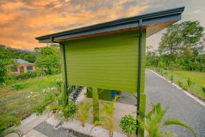 Refugio Verdanza-King bed and balcony with jacuzzi, fast Wifi, EV powering included! Only 5 minutes from La Fortuna