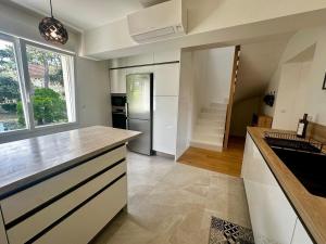 Maisons de vacances Renovated villa with terrace, 750m to beach : Maison 3 Chambres