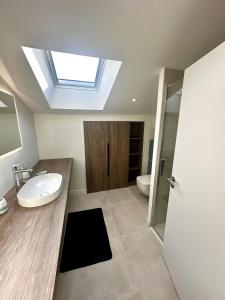 Maisons de vacances Renovated villa with terrace, 750m to beach : photos des chambres