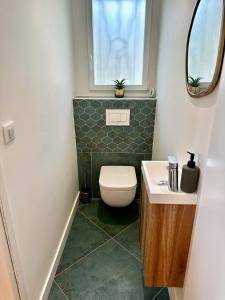 Maisons de vacances Renovated villa with terrace, 750m to beach : photos des chambres