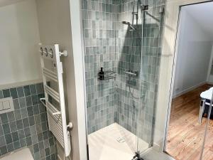 Maisons de vacances Renovated villa with terrace, 750m to beach : photos des chambres