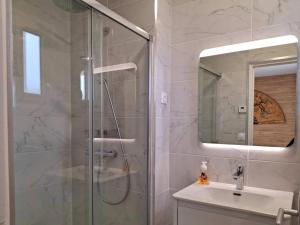 Maisons de vacances A 300 m de la plage, charme et tranquillite a Merville-Franceville - FR-1-788-66 : photos des chambres