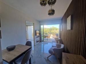 Charmant appartement à Cavalaire-sur-Mer avec terrasse - FR-1-100-354