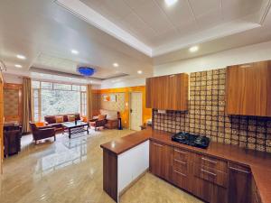Staynest BNB in city Centre - 3 BHK apartments - PRIVATE PARKING - BALCONY VIEW