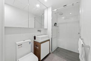 Stylish 2BR with Huge Gym, Infinity Pool and Parking