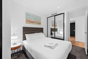 Stylish 2BR with Huge Gym, Infinity Pool and Parking