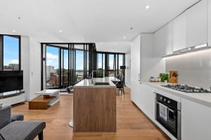 Stylish 2BR with Huge Gym, Infinity Pool and Parking