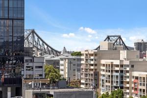 Stylish 2BR with Huge Gym, Infinity Pool and Parking