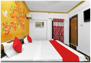 PREMIUM THE BEST HOTEL Near Railway Station - Wifi and Fully Air Conditioning Room - Prime Location - Room Service and Excellent Customer Service Awarded