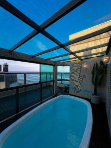 Luxuosa e espaçosa Cobertura Beira-Mar