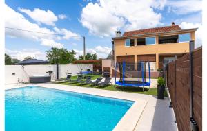 Lovely Apartment In Skabrnja