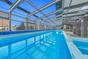 Stylish 1BR Apartment in Melbourne CBD with Balcony & Pool