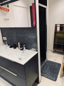 Atypical 5-person house with patio, downtown, air-conditioning