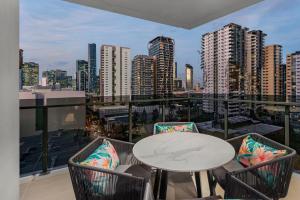 Bright and Modern Apt with Balcony, King Bed and Parking